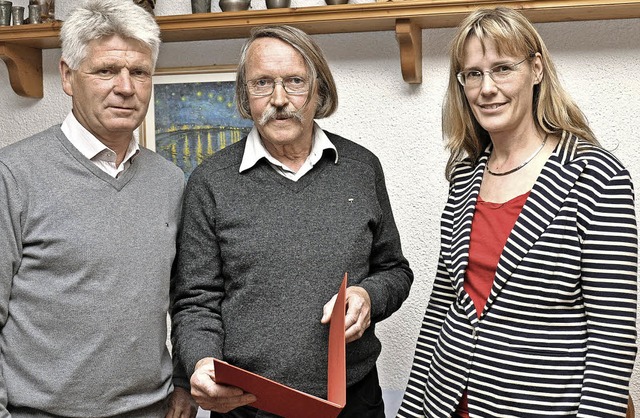 Seit 40 Jahren gehrt Reinhard Klessin...ks),  mit Urkunde und Ehrennadel aus.   | Foto: Kai Kricheldorff