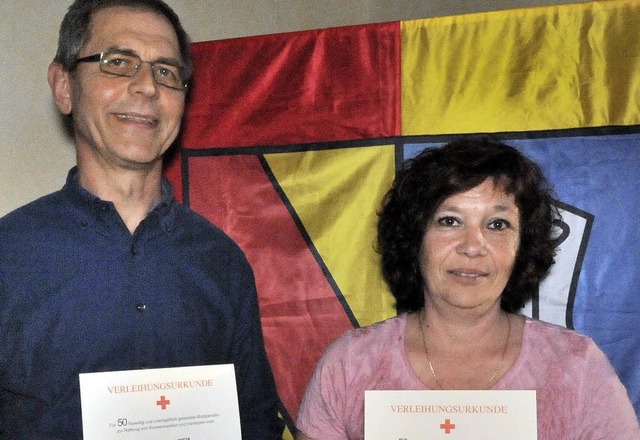 Jeannette Jund und Georg Wei wurden fr jeweils 50 Blutspenden geehrt  | Foto: Markus Zimmermann               