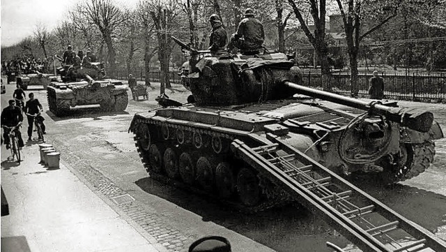 Franzsische Panzer in der Wilhelmstra...il 1945 war fr Offenburg Kriegsende.   | Foto: Stadtarchiv