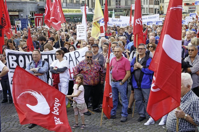 Teilnehmer der Kundgebung gegen die Sparplne der Basler Regierung.   | Foto: ZVG