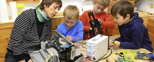 Erzieherin Angelika Brienz mit Arik, L...  Evangelischen Kindergartens Tiengen.  | Foto: Ingo Schneider