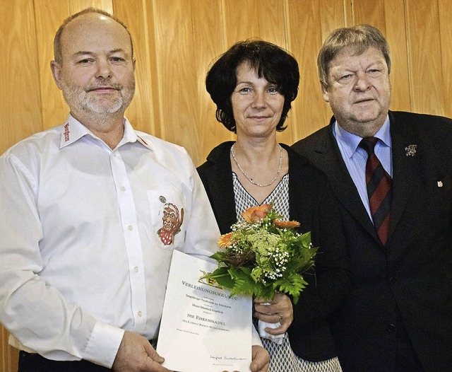 Manfred Gpfrich (links) erhielt fr s...frau Regina das verdienstvolle Wirken.  | Foto: Fotos: Bleyer