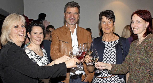 Gste und Winzer probieren  bei der  Jungweinnacht Weine des  Jahrgangs 2014.   | Foto: Mario Schneberg