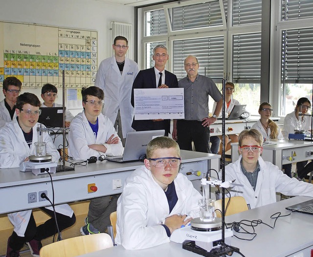Das Hans-Thoma-Gymnasium  erhielt 2500...rnnat (von links) mit der Klasse 10c.   | Foto: Thomas Loisl Mink