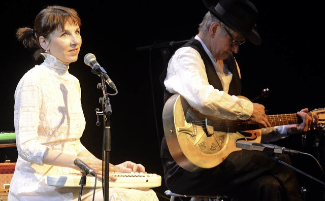 Meret Becker und Buddy Sacher im Burghof in Lrrach   | Foto: Barbara Ruda