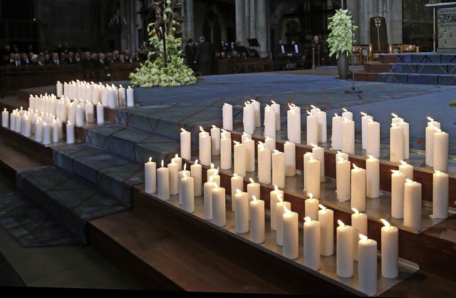 150 Kerzen zum Gedenken &#8211; denn im Tod gibt es keinen Unterschied mehr.  | Foto: dpa