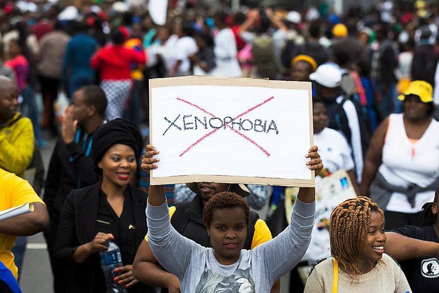 Gegen die Pogrome und Auslnderfeindli...en Zehntausend Sdafrikaner in Durban.  | Foto: dpa