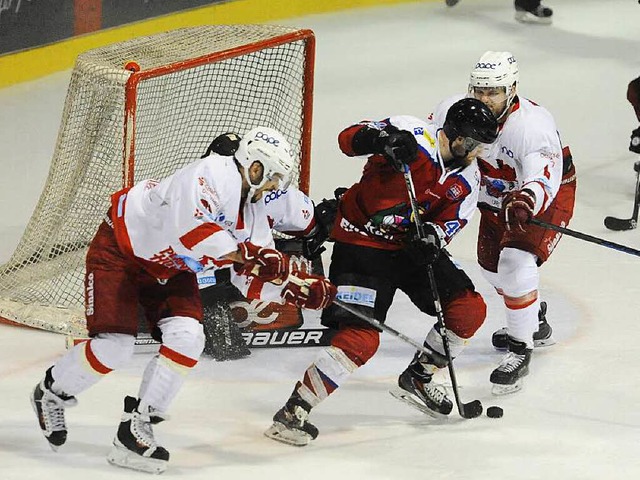 Hochklassiges Eishockey &#8211; der Puck ist hei umkmpft.  | Foto: Achim Keller