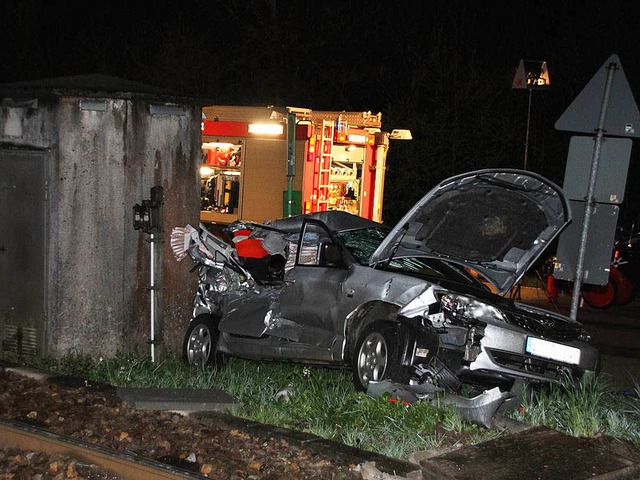 Eine Regionalbahn hat am Freitagabend ein Auto erfasst. Eine 15-Jhrige starb.  | Foto: Roland Spether