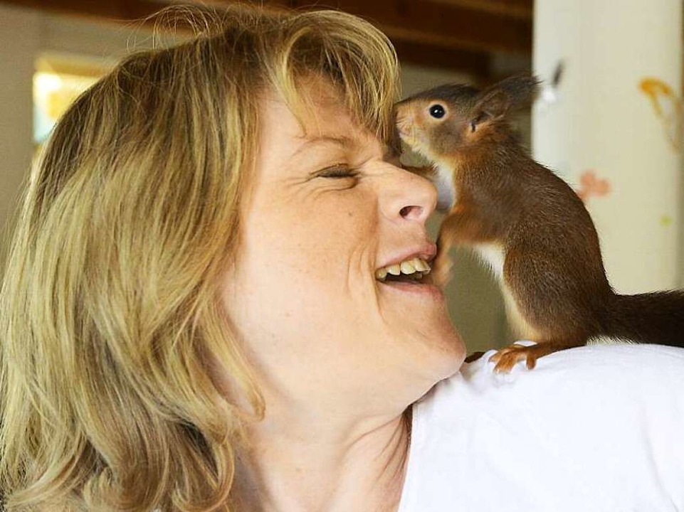 Stefanie Buchholz päppelt  verletzte  Eichhörnchenbabys in Kappel auf.  | Foto: Ingo Schneider