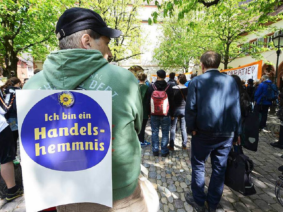 Kundgebung auf dem Rathausplatz gegen das Transatlantisches Freihandelsabkommen.  | Foto: Rita Eggstein