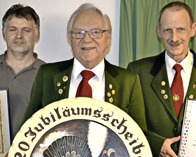 Die Sportschtzen Rtenbach ehrten <Te...r Kalmbach und Walter Lffler. </Text>  | Foto: Liane Schilling