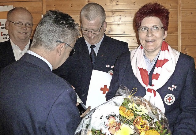 Manfred Lauble und Dieter Brodmann ehr...ann mit der silbernen DRK-Ehrennadel.   | Foto: Heidrun Simoneit