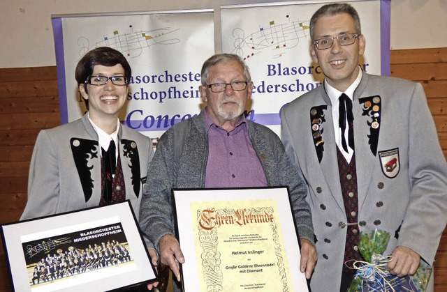 Vorsitzender Bruno Lffler (rechts) ze...us und verabschiedet Lisa Spitznagel.   | Foto: Frank Leonhardt