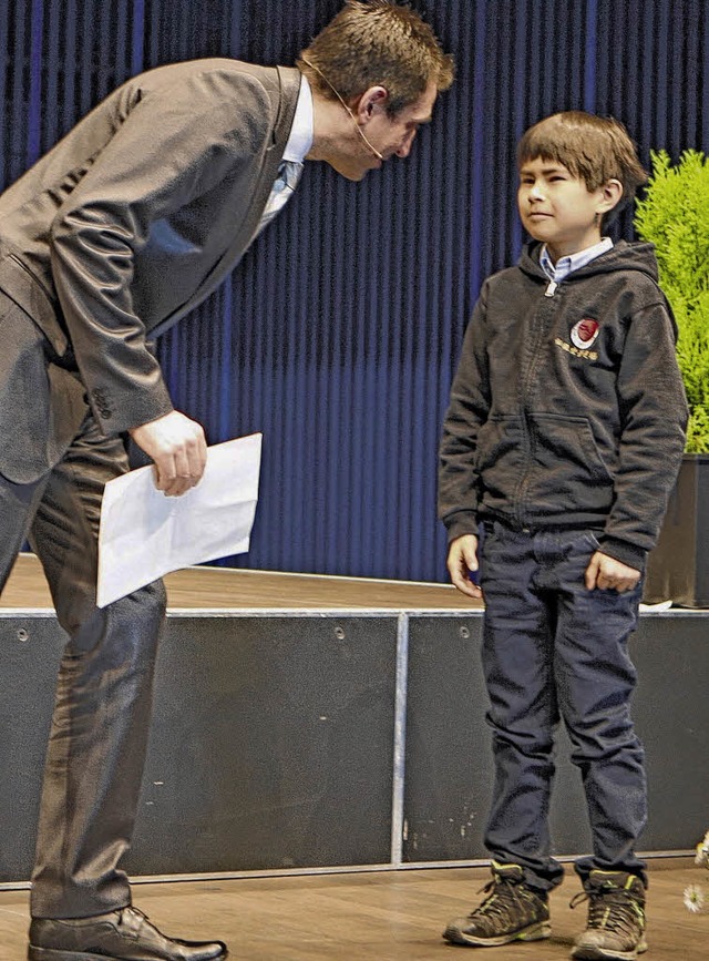 Karateka Michale Dumbs erhlt von OB Pauly seine Medaille.  | Foto: Roger Mller 