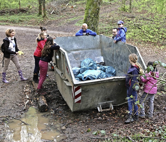 Viele helfen mit, wenn alljhrlich auf dem Salzert die Waldputzaktion ansteht.   | Foto: Katharina Bartsch