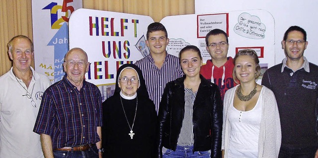 Schwester Damiana (Mitte), die die Sch...rasch (rechts) und Vertretern der SMV.  | Foto: Privat