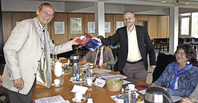 Gerhard Kaiser (links) berreicht Matt...die Landtagsabgeordnete Brbl Mielich.  | Foto: Dorothee Philipp