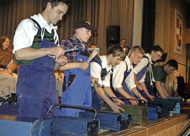 Ein Schlagzeugsolo mit Werkzeugksten war der Clou beim Jahreskonzert.   | Foto: Christian Sahli