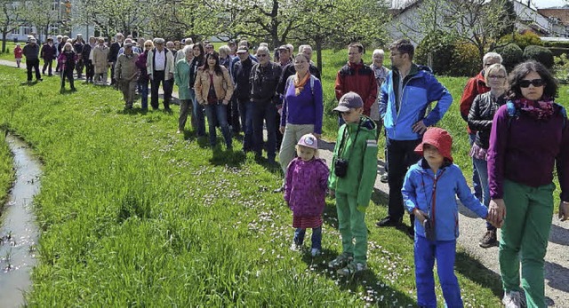 Bei der ersten Dorf- und Landschaftsf...nnenden und informativen Spaziergang.   | Foto: Claudia Gempp