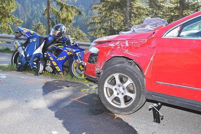 Unfall bei Bonndorf: Zwei Motorrder rasen in ein Auto