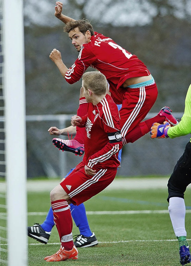 Peter Beha (unten) und Marco Schwirtz ...n in Fhrung zu bringen. Ohne Erfolg.   | Foto: Scheu