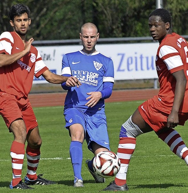 Bekanntes Flugobjekt: Florian Emmerich...a Kerim Kassim (rechts) und Robin Kanh  | Foto: Rogowski