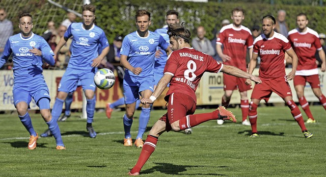 Hochbetrieb herrscht im Kickers-Strafr... Schuss des Bahlingers Marco Waldraff   | Foto: Daniel Thoma