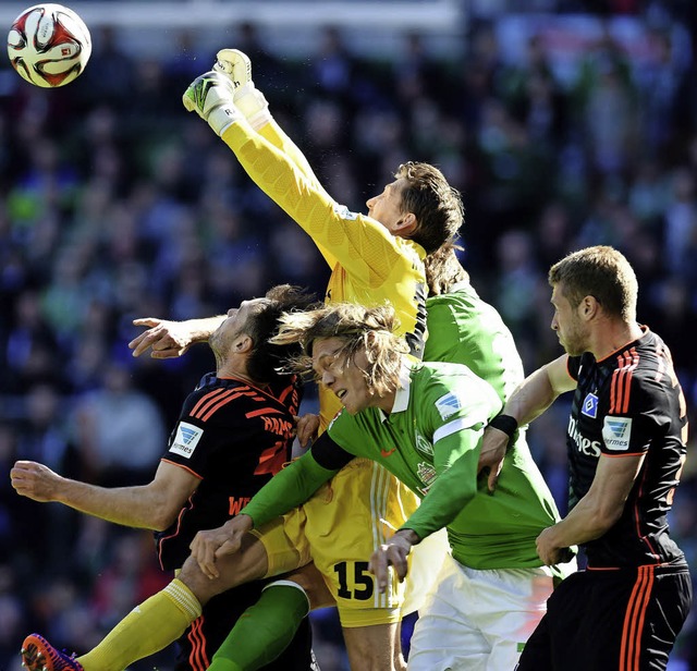 Mchtig Betrieb war whrend des Nordde...en Werder Bremen und dem Hamburger SV.  | Foto: afp