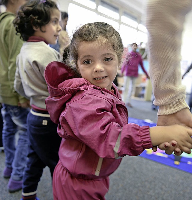 Viele Menschen helfen: An die Hand gen...rd ein  Flchtlingskind in Mestetten.  | Foto: dpa