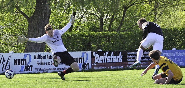Der Teninger Mario Hess (dunkles Triko...unkt zum  3:0-Sieg gegen den SC Wyhl.   | Foto: Hecht