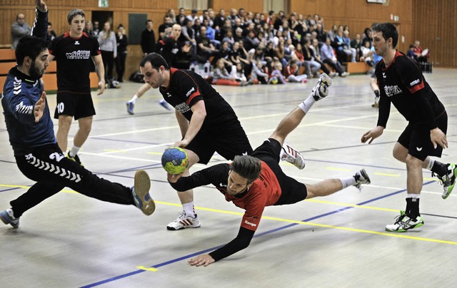 Aus allen Lagen wuchtete die SG Maulbu...h gegen vier Gegenspieler durchsetzt.   | Foto: Meinrad Schn