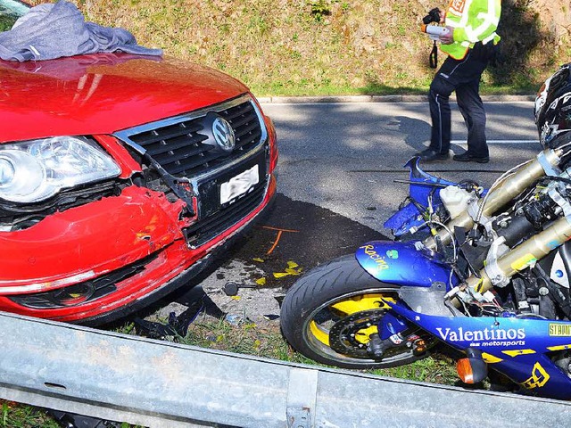 Die Autoinsassen wurden nicht verletzt, die zwei Biker dagegen schwer.  | Foto: kamera24