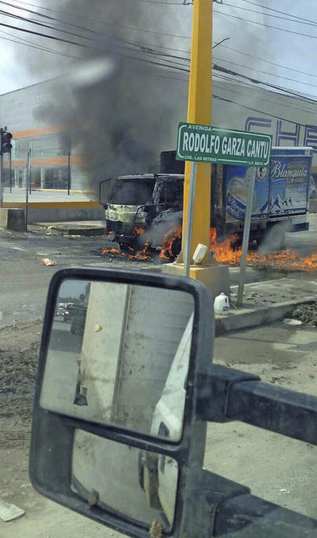 Mit brennenden Lastwagen errichteten Mitglieder des Kartells Straensperren.  | Foto: afp