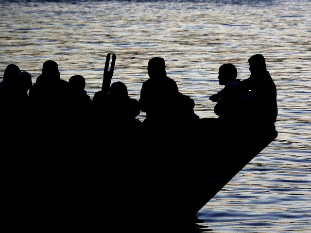 Flchtlinge in einem Boot vor der italienischen Insel Lampedusa  | Foto: AFP