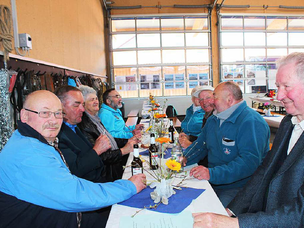 Neue Zeiten: Frhere Bauhofmitarbeiter und ihr ehemaliger Chef Rudi Jordan (zweiter von links) nahmen die Einladung zur Bauhoferffnung gerne an.