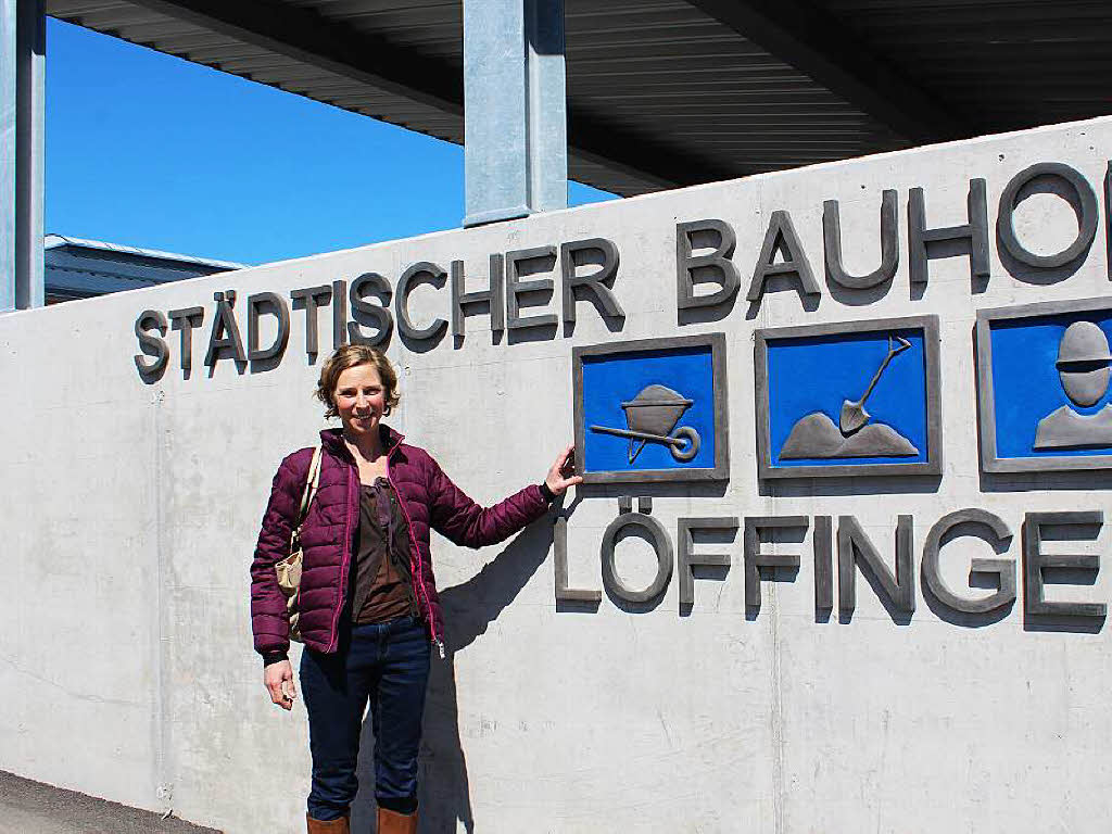 Damit auch jeder wei, was sich hinter der Betonmauer befindet: Baukeramikmeisterin Anita Fler fertigte den entsprechenden Schriftzug samt Bausymbolen aus gebranntem Ton.