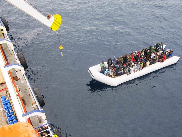 Archivbild: Ein Frachtschiff bietet Menschen aus einem Flchtlingsboot Zuflucht.  | Foto: dpa