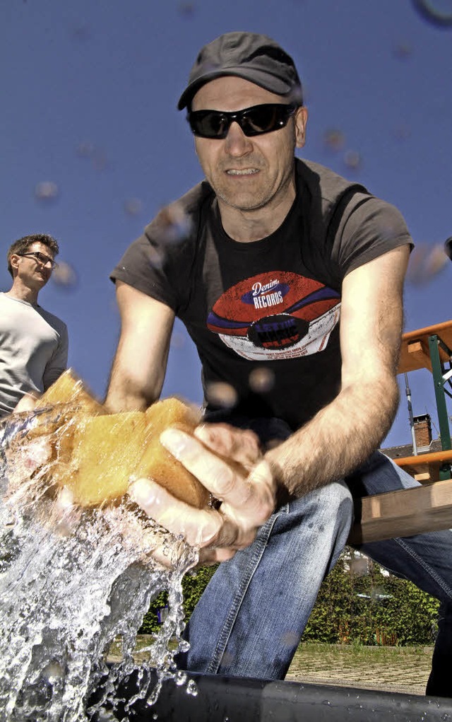 Wasser schpfen mit dem Schwamm, ein n...reren Teilnehmer im Vorteil waren.    | Foto: Thilo Bergmann