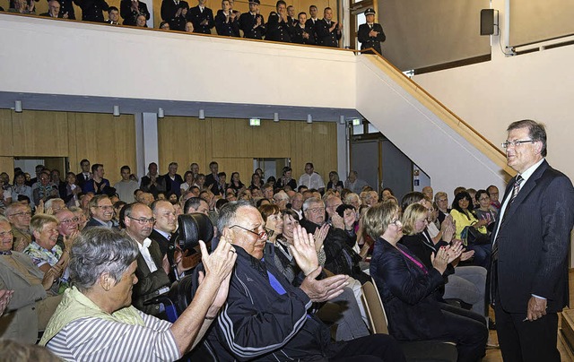 Im Neuenburger Stadthaus bekam Wahlsieger Joachim Schuster reichlich Applaus.   | Foto: volker mnch
