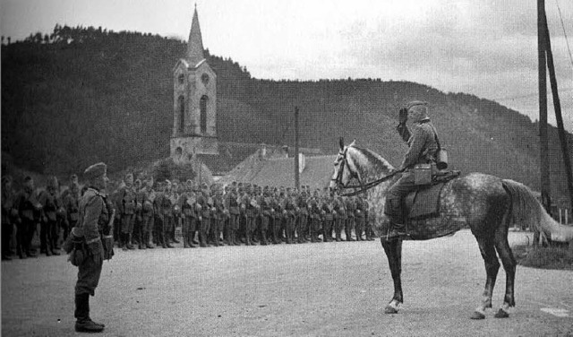 Deutsche Soldaten in Oberwinden vor ih...l 1945 waren die Franzosen im Elztal.   | Foto:  JAHRBUCH &#8222;S&#39;EIGE ZEIGE&#8220;, 2005