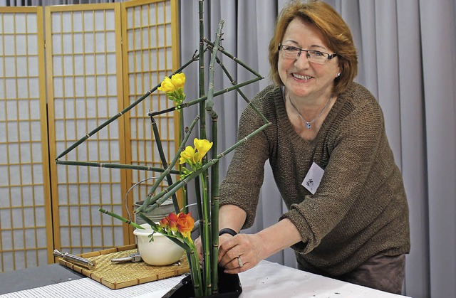 Herta Stark zeigte im Dreilndermuseum...er Ausstellung, wie Ikebana entsteht.   | Foto: Antje Gessner