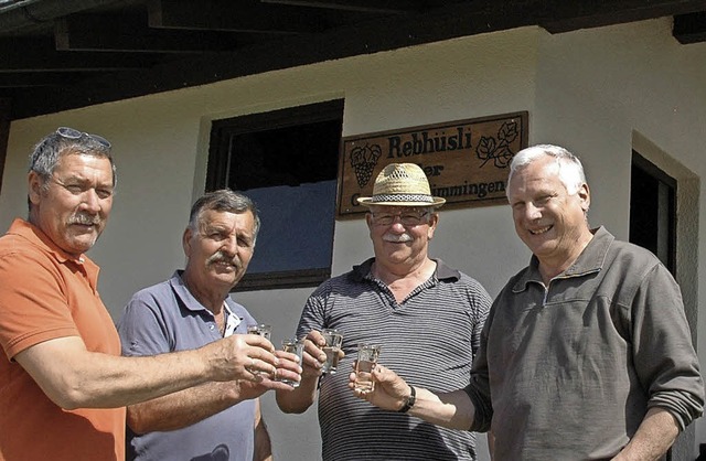 Ein Prost nach gelungener Arbeit bei d...ans-Dieter Strohmeier und Fritz Gempp   | Foto: DONNER