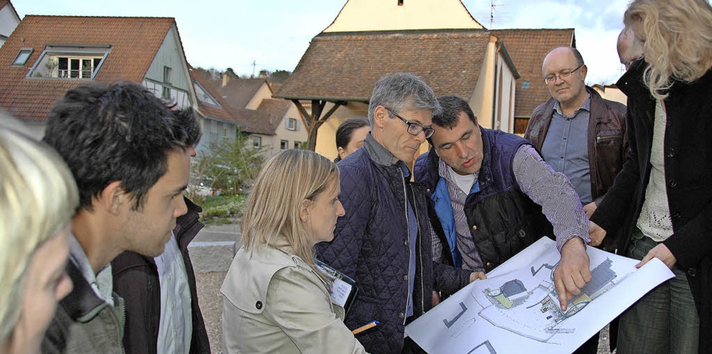 Auf dem künftigen Dorfplatz erläutert ...s Workshops die Pläne zur Gestaltung.   | Foto: Horst Donner