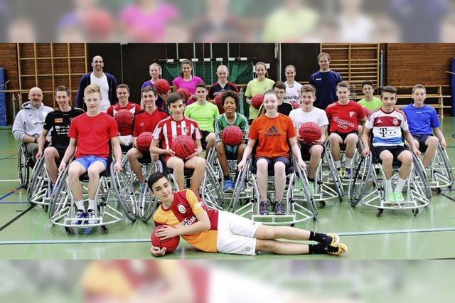 Oken-Schüler lernen Rollstuhlbasketball