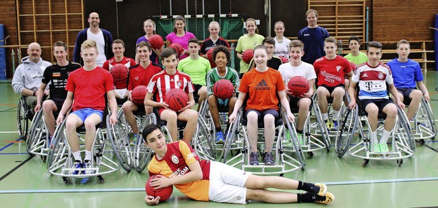 Fr viele hchst gewhnunbedrftig: Basketball spielen vom Rollstuhl aus   | Foto: schule