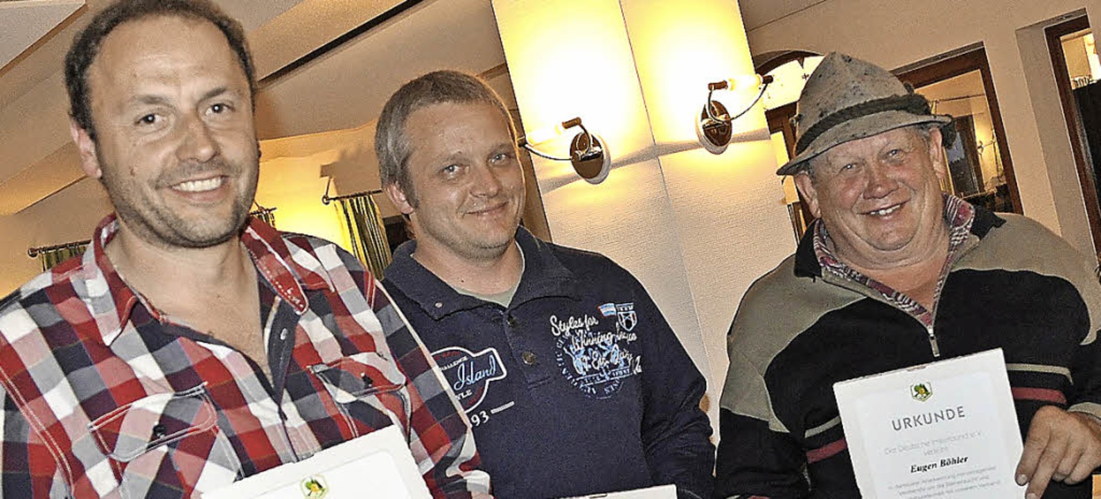 Rolf Bär, Alexander Rünzi und  Eugen B...haft im Imkerverein Hotzenwald geehrt.  | Foto: sandhya hasswani