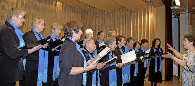 Mit dem &#8222;Frhlingsgru&#8220; hi...men (rechts Dirigentin Claudia Moser).  | Foto: christiane sahli