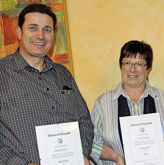 Basketballer und Trainer Bernhard Loza... Weniger fr 20 Jahre Mitgliedschaft.   | Foto: M. Weber