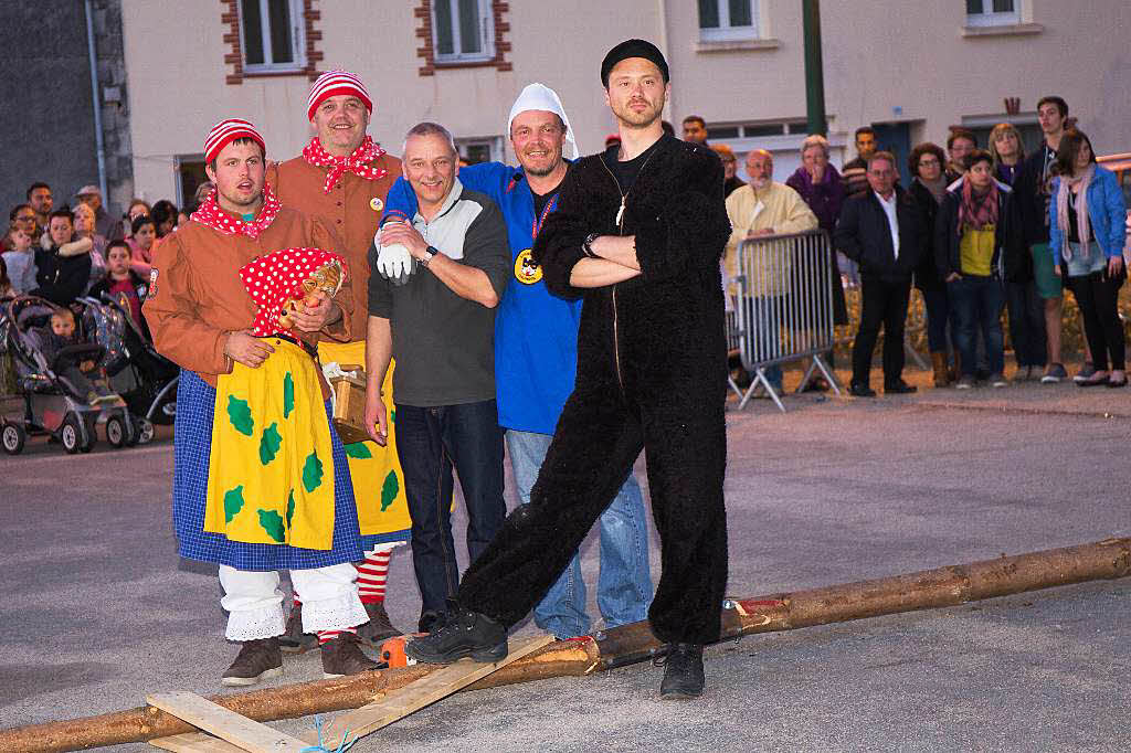 Die Aktiven sind zufrieden: Der Narrenbaum in Machecoul ist gefllt